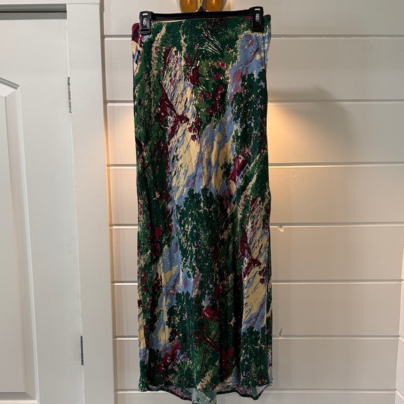 GAP Green Scenic-Print (Farm, barn, horse)Maxi Skirt with Blue and Cream Accents - Picture 4 of 5